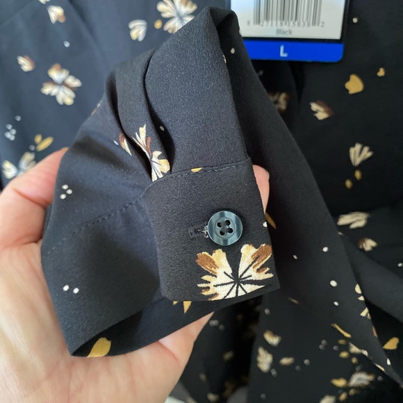 🫶🏻 2/$15 🫶🏻 Flowy brand new black blouse with gold coloured flower print. - Picture 6 of 7